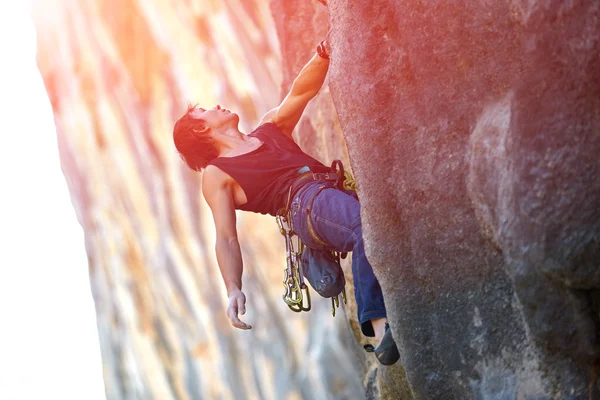 Scalatore di roccia che si arrampica su una falesia — Foto Stock