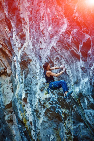 Rock climber climbing up a cliff — Stock Photo, Image