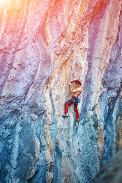 Rock climber climbing up a cliff — Stock Photo, Image