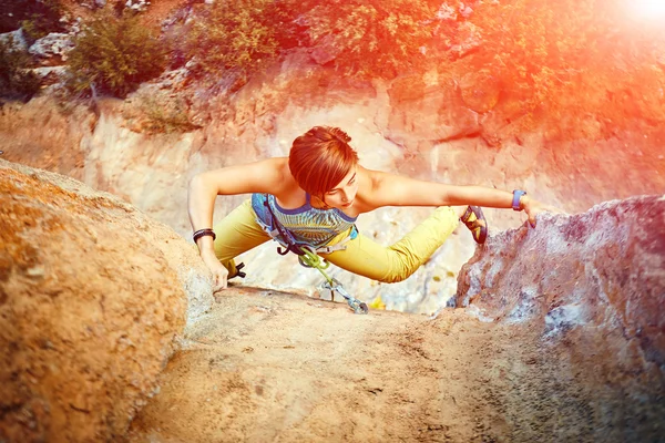 Rock climber climbing up a cliff — Stock Photo, Image