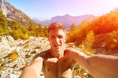  kaya zemin üzerine genç adam