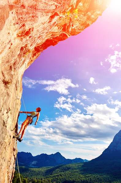 Scalatore di roccia che si arrampica su una falesia — Foto Stock