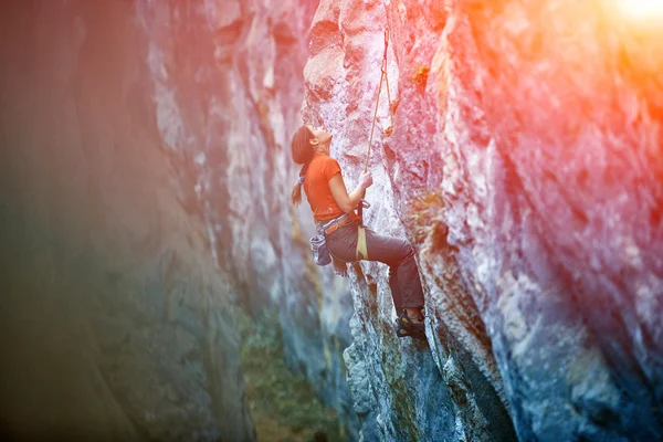 Rock climber climbing up a cliff — Stock Photo, Image