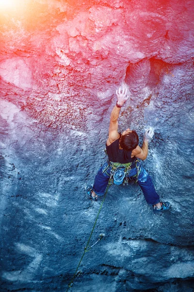 Kletterer klettert eine Klippe hinauf — Stockfoto