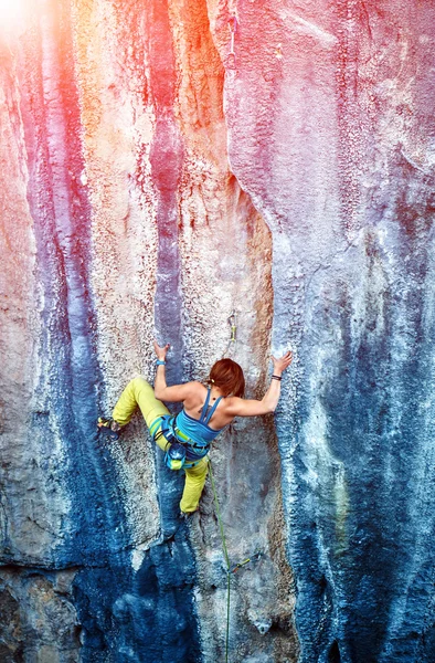 Rock climber climbing up a cliff — Stock Photo, Image