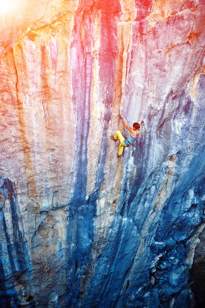 Kletterer klettert eine Klippe hinauf — Stockfoto