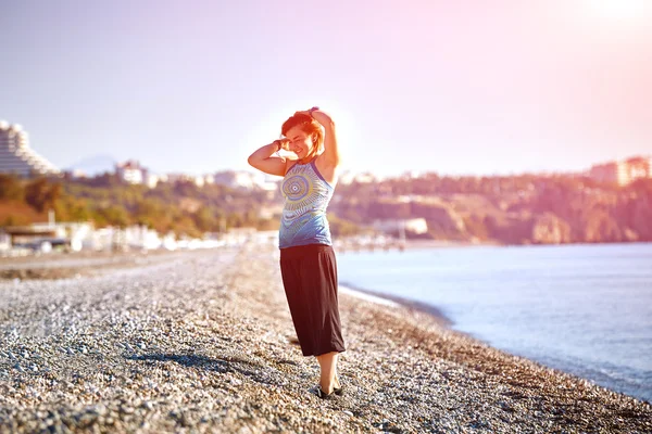 Hun leker på stranden. – stockfoto