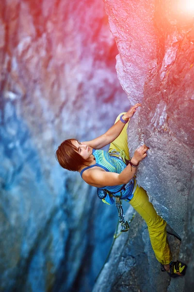 Scalatore di roccia che si arrampica su una falesia — Foto Stock