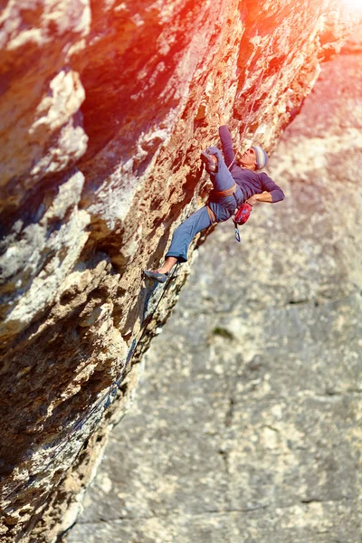 Wanderfotograf beim Fotografieren — Stockfoto