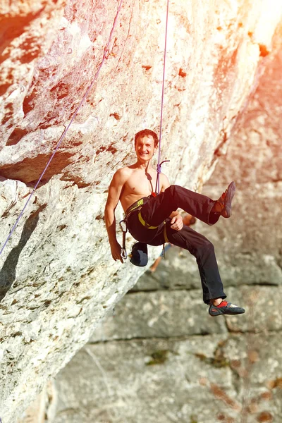 Rock climber climbing up a cliff — Stock Photo, Image