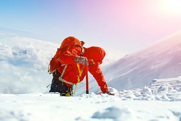 Hiker at the top of a pass — Stock Photo, Image