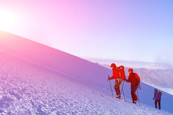 Альпинисты на вершине перевала — стоковое фото