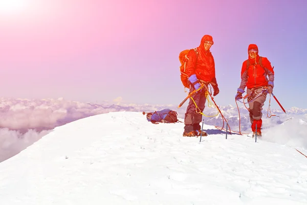 Wandelaars op de top van een pass — Stockfoto