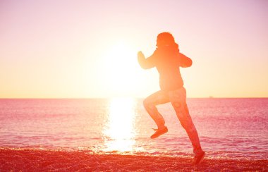 Kumsalda koşan kız.