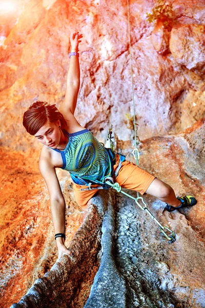 Scalatore di roccia che si arrampica su una falesia — Foto Stock