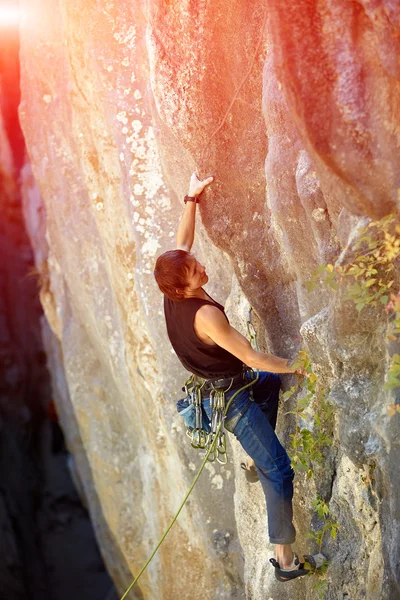 Scalatore di roccia che si arrampica su una falesia — Foto Stock