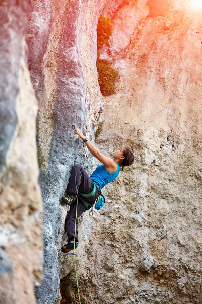 Rock climber climbing up a cliff — Stock Photo, Image