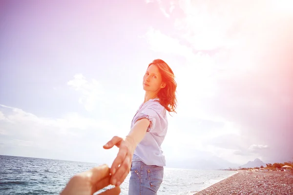 Mujer contra el cielo azul — Foto de Stock