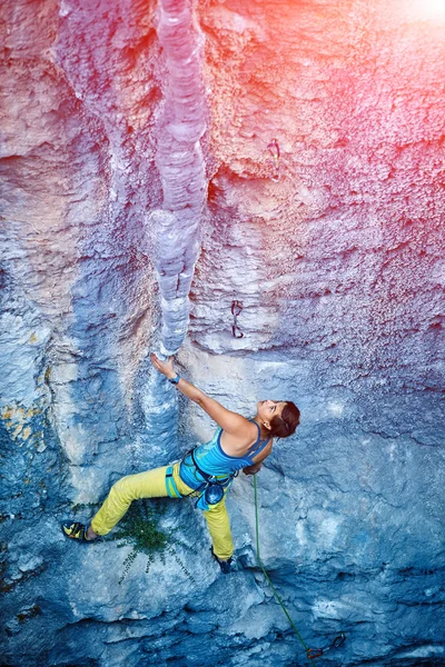 Rock climber climbing up a cliff — Stock Photo, Image