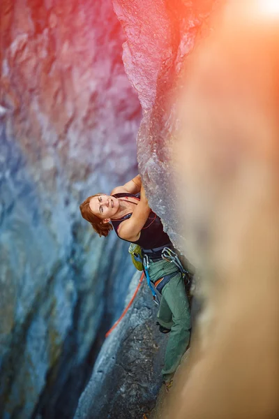 Pendaki batu memanjat tebing — Stok Foto