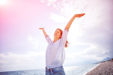 kadın mavi gökyüzü