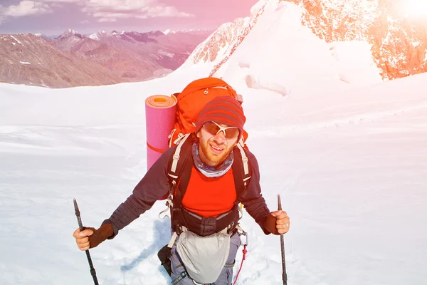 Escursionista in cima a un passo — Foto Stock