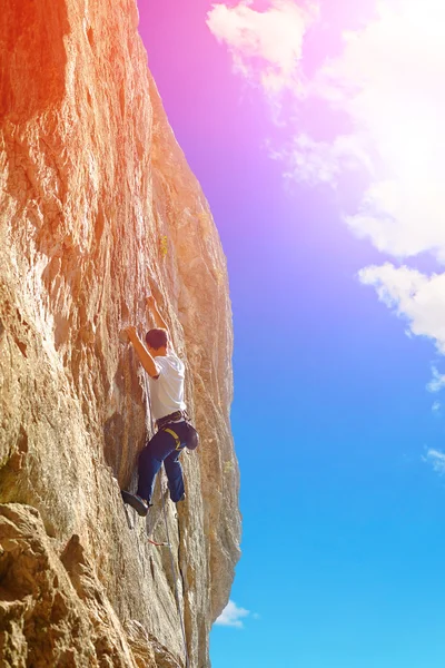 Escalade en haut d'une falaise — Photo