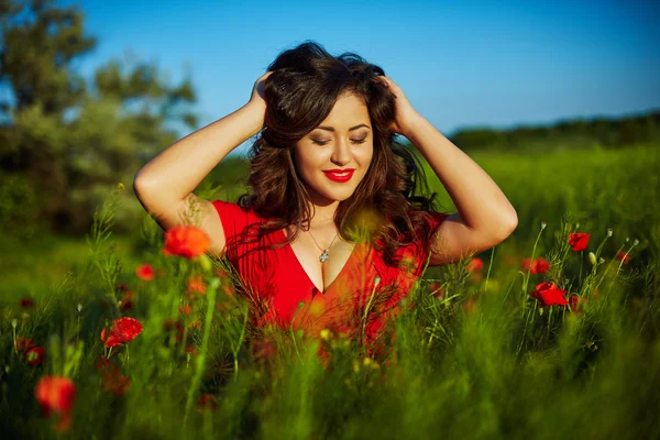 Mooie vrouw in een Descriptie... met bloemen — Stockfoto