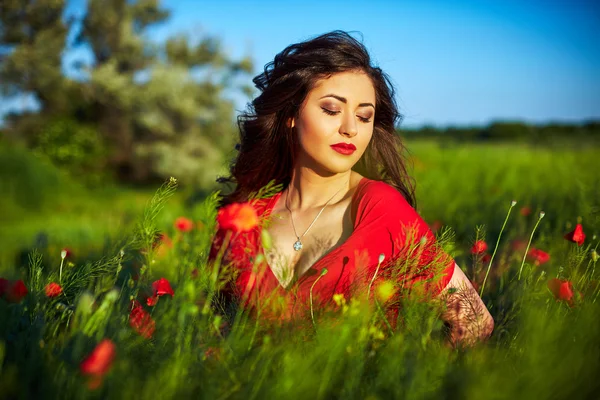 Mooie vrouw in een Descriptie... met bloemen — Stockfoto