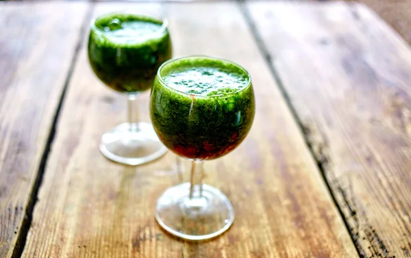 Green vegetable juice in wine glass — Stock Photo, Image