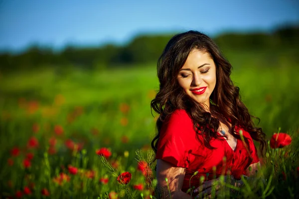 Mooie vrouw in een Descriptie... met bloemen — Stockfoto