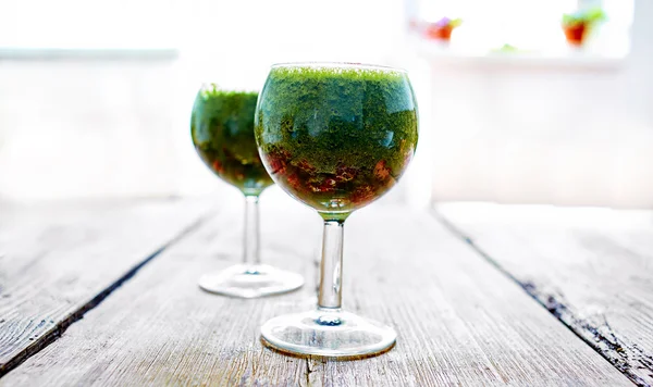 Green vegetable juice in wine glass — Stock Photo, Image