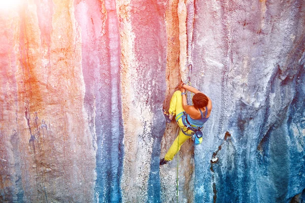 Rock climber climbing up a cliff — Stock Photo, Image