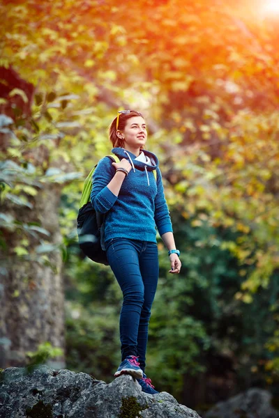 Mulher caminhante sorrindo de pé fora na floresta com mochila — Fotografia de Stock