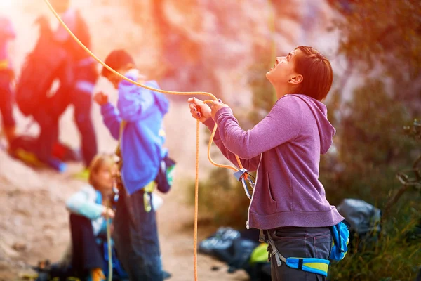 Belayer com a corda e carabinas — Fotografia de Stock