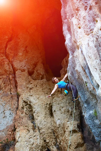 Scalatore di roccia che si arrampica su una falesia — Foto Stock