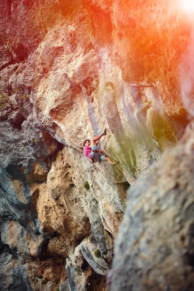 นักปีนเขาหินปีนขึ้นหน้าผา — ภาพถ่ายสต็อก
