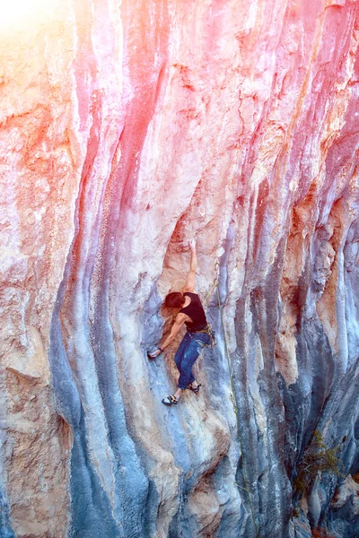 Скалолаз, взбирающийся на скалу — стоковое фото