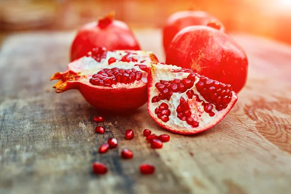 Nar koyu ahşap arka plan üzerinde