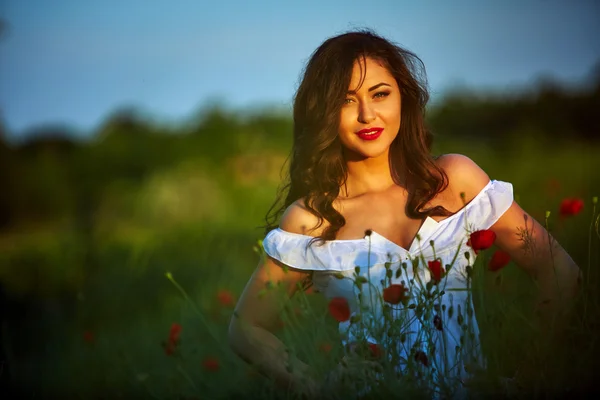 Mooie vrouw in een Descriptie... met bloemen — Stockfoto