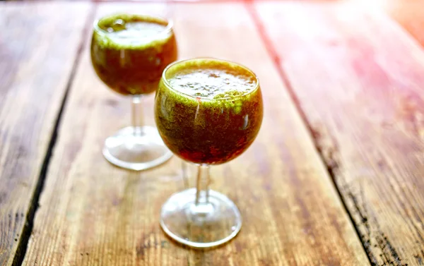 Green vegetable juice in wine glass — Stock Photo, Image