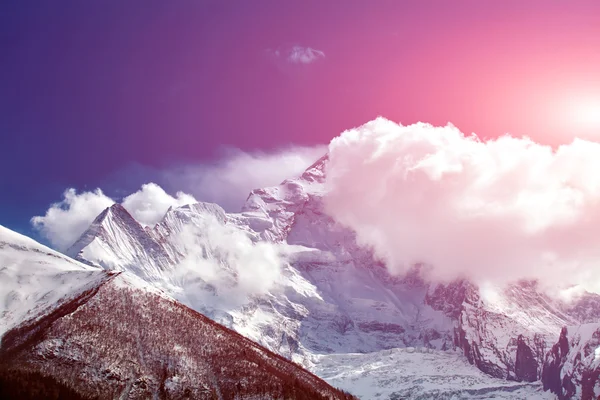 雪帽的山. — 图库照片