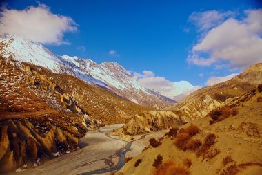 Dağları kar maskeli.
