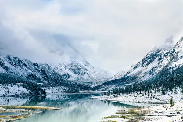 Lago de montaña — Foto de Stock