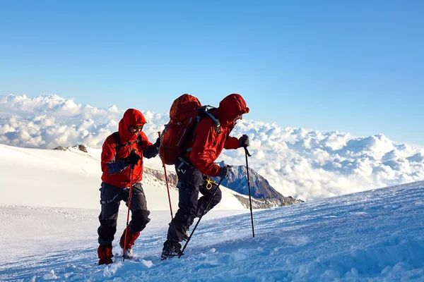 Escursionista in cima a un passo — Foto Stock