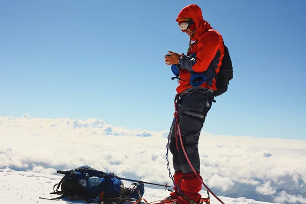 Hiker at the top of a mount — Stock Photo, Image