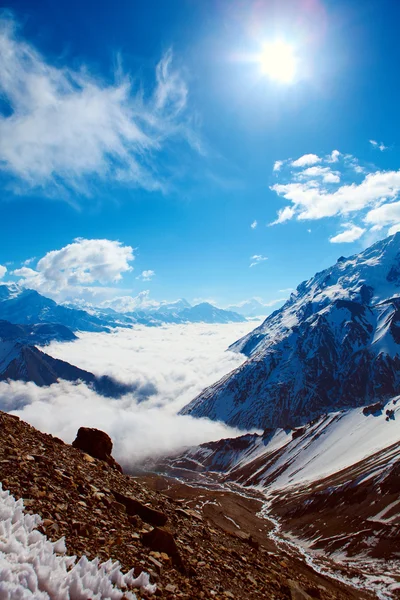 Montañas cubiertas de nieve . — Foto de Stock