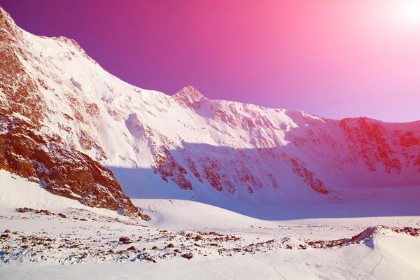 Sneeuw bedekte bergen. — Stockfoto