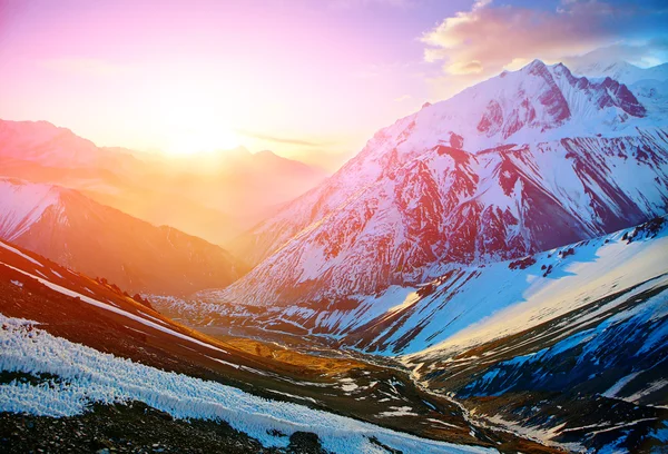 Auringonnousu vuorilla — kuvapankkivalokuva