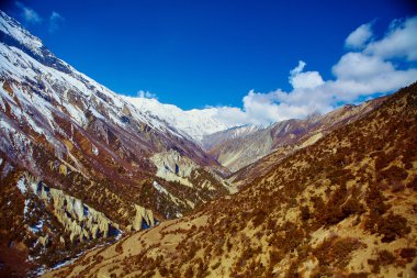 Dağları kar maskeli.